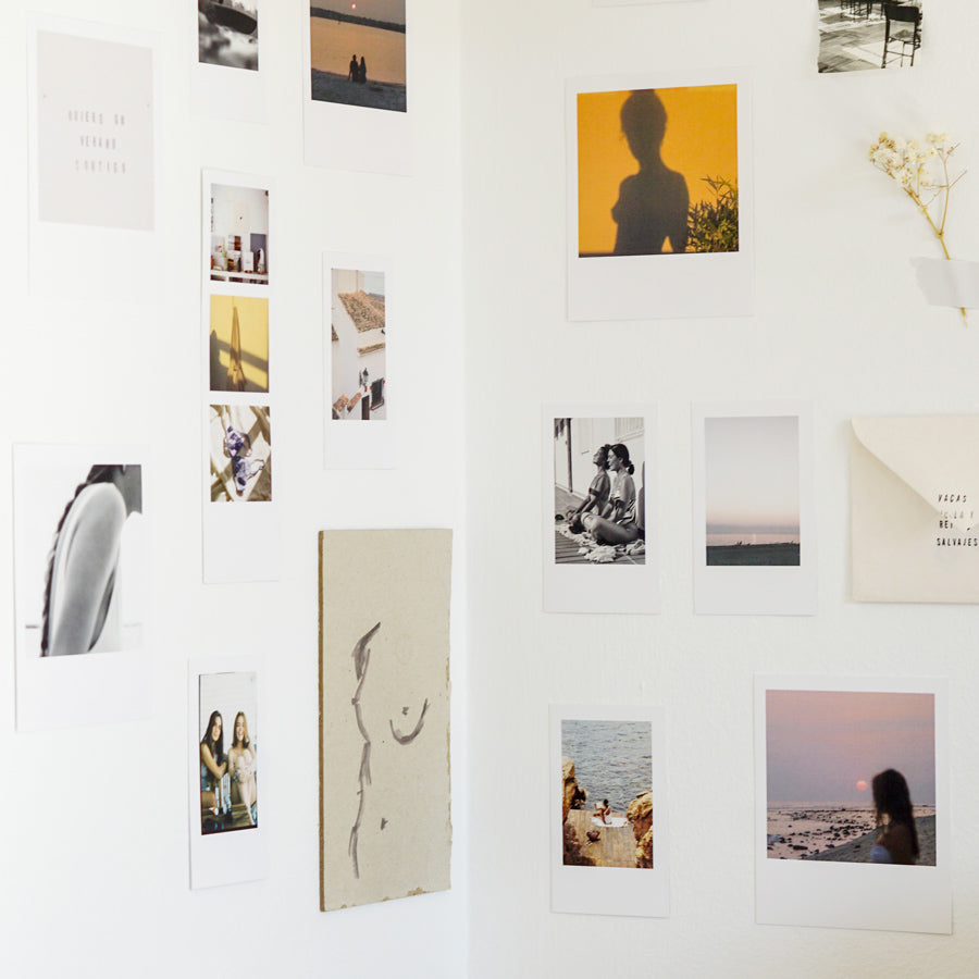 Collage de fotos polaroid en pared 