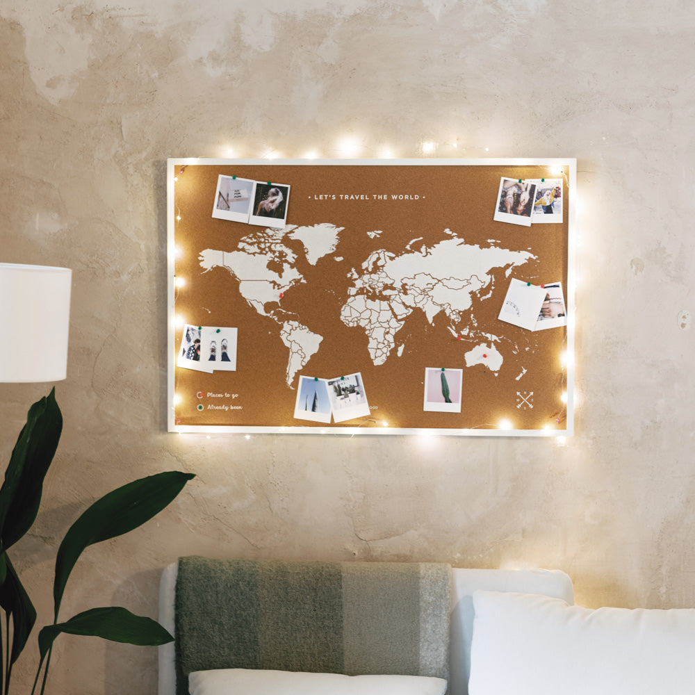 Mapa de corcho del mundo decorado con fotos y luces led
