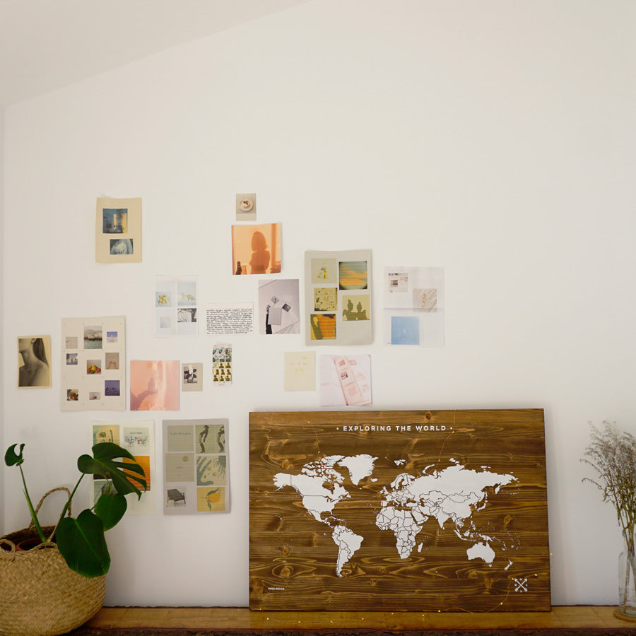 mapamundi de madera en habitación con fotos