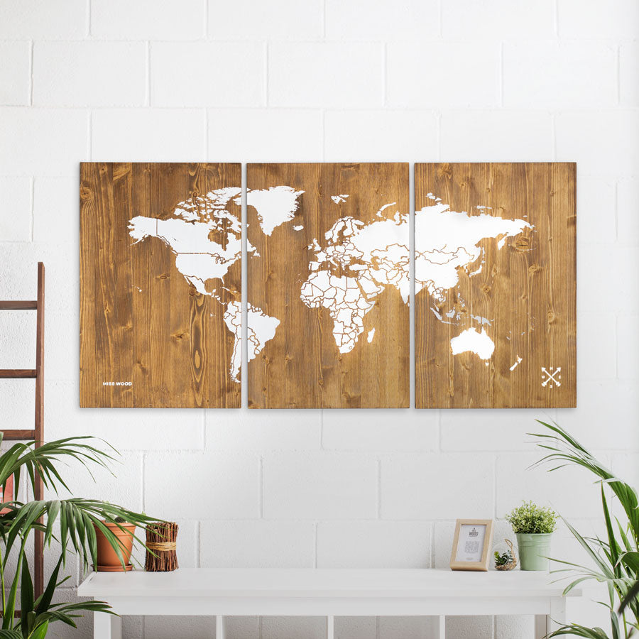 Mapamundi en un formato de tres piezas de madera para decorar tu hogar